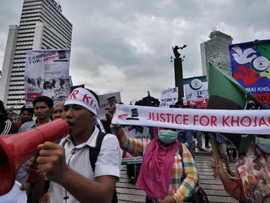 Sejumlah massa yang tergabung dalam Pemuda Organisasi Kerjasama Islam menggelar aksi unjuk rasa di Bundaran Hotel Indonesia, Jakarta, Senin (23/2/2015). (Liputan6.com/Faizal Fanani)
