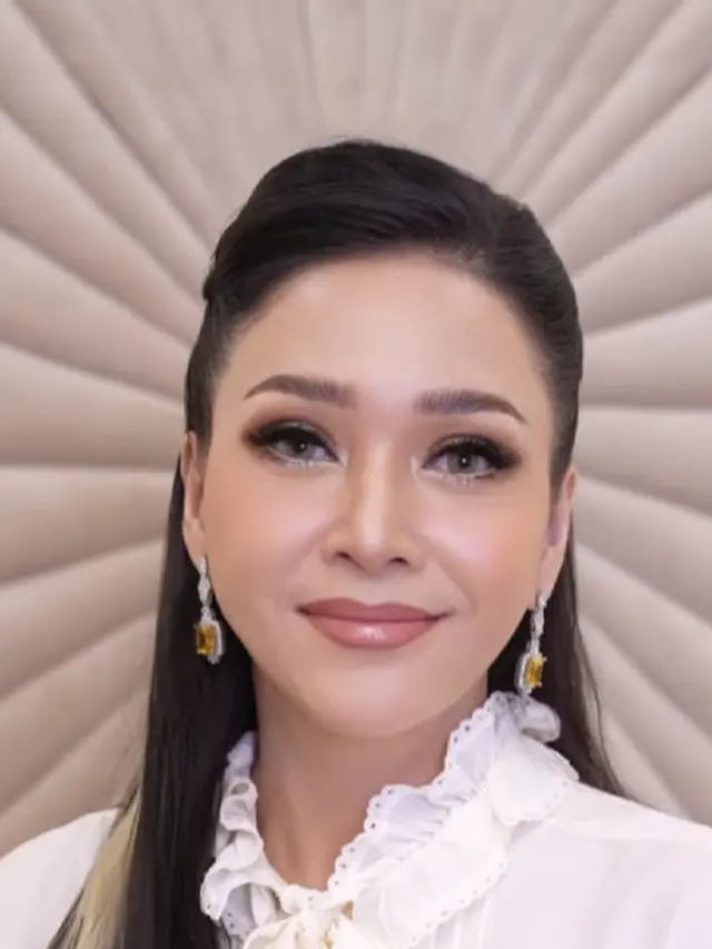 Kemeja Tali Kerah ala Maia Estianty (Foto: Instagram @maiaestiantyreal)