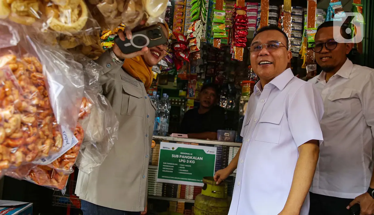 Imbas dari dari pelarangan penjualan oleh pedagang eceran menyebabkan antrean warga untuk mendapatkan gas elpiji 3 kilogram di pangkalan maupun sub-pangkalan. (Liputan6.com/Angga Yuniar)