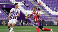 Ekspresi striker Atletico Madrid, Luis Suarez, setelah membobol gawang Real Valladolid, pada laga Liga Spanyol di Stadion Jose Zorilla, Sabtu (23/5/2021). (AFP/Cesar Manso)