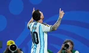 Pemain Argentina Lionel Messi merayakan gol saat laga Grup J Piala Dunia 2026 antara Argentina vs Aljazair di Kansas City, Mo., Selasa, 16 Juni 2026. (AP Photo/Charlie Riedel)