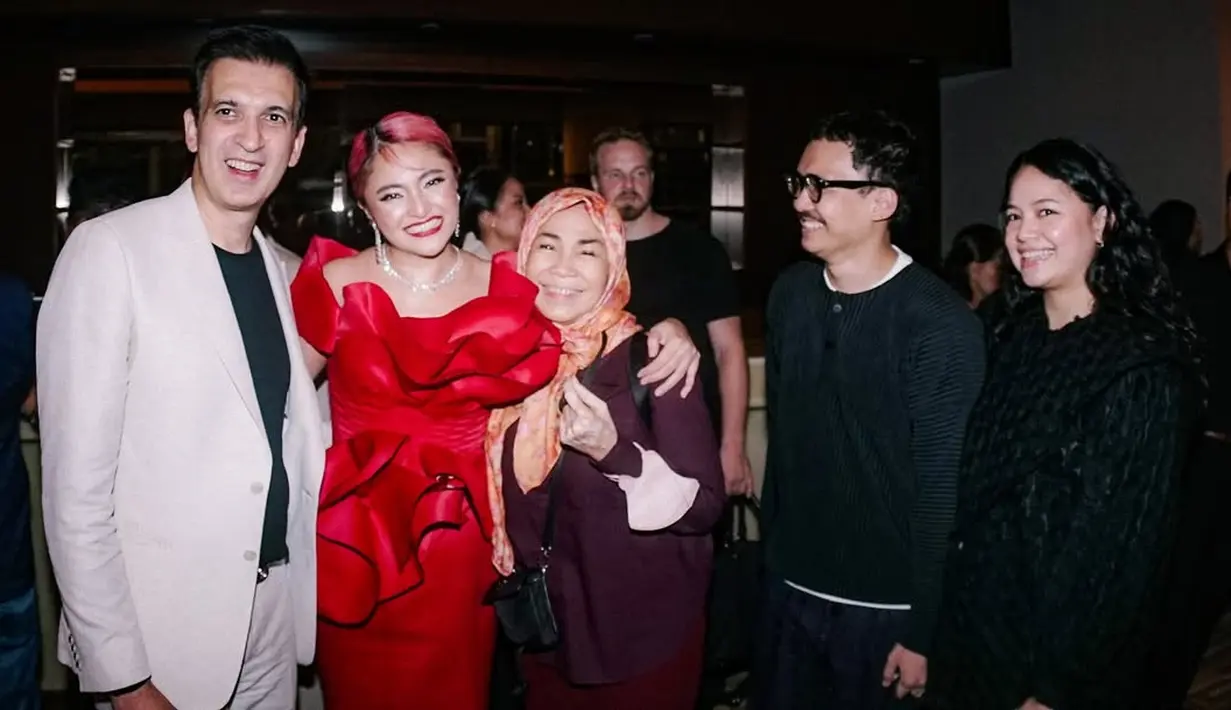 Sebagai aktris, Marshanda menunjukkan totalitasnya dengan mengubah warna rambut di premiere film ini [@marshanda99]