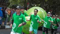 Ratusan masyarakat dan pengemudi Grab memeriahkan Kirab Obor Asian Games 2018 di Bandung dengan menggunakan kaus hijau bertuliskan Grab.