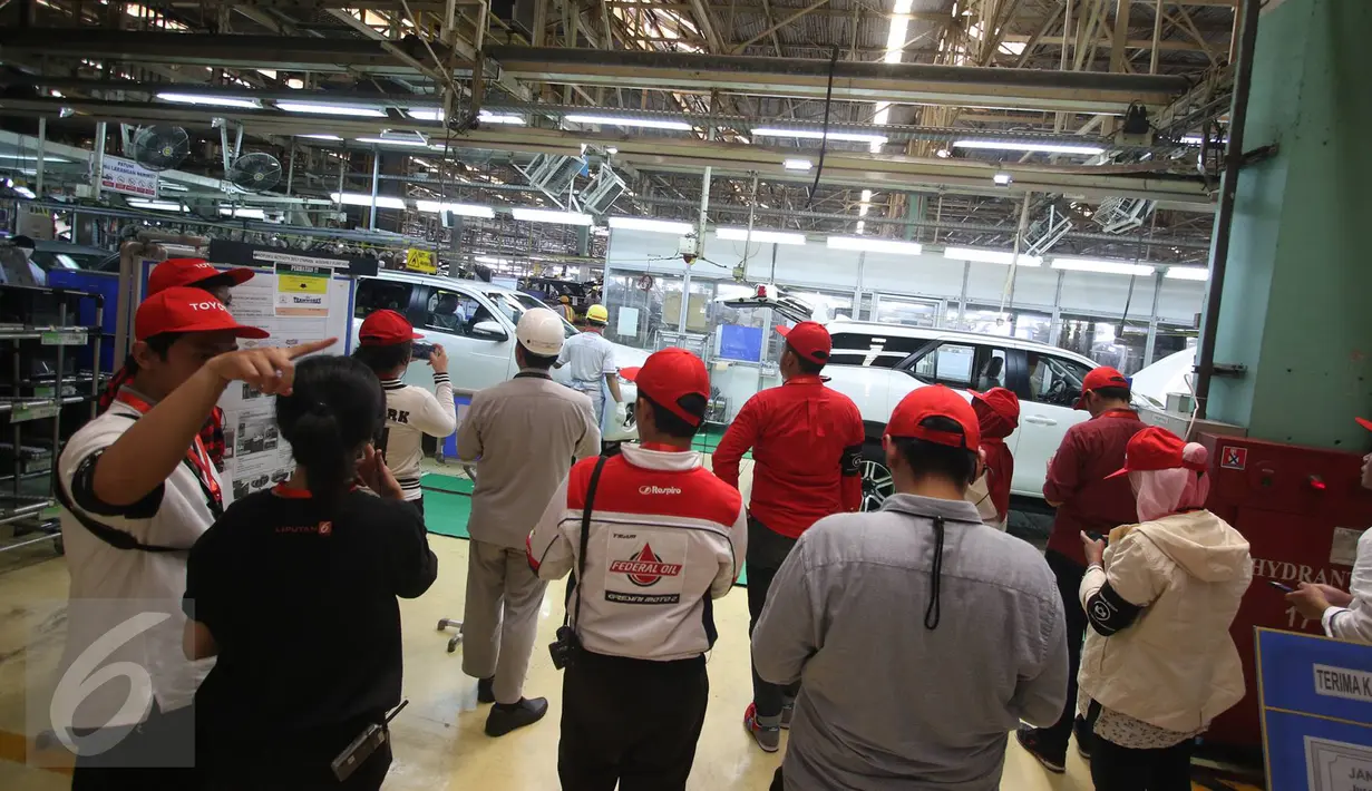 Peserta mengamati proses pembuatan mobil Toyota Fortuner dan Innova di Karawang, Jawa Barat, Kamis (23/2). Kunjungan ini diadakan dalam rangka melihat secara langsung proses produksi mobil Toyota karya anak bangsa. (Liputan6.com/Immanuel Antonius)