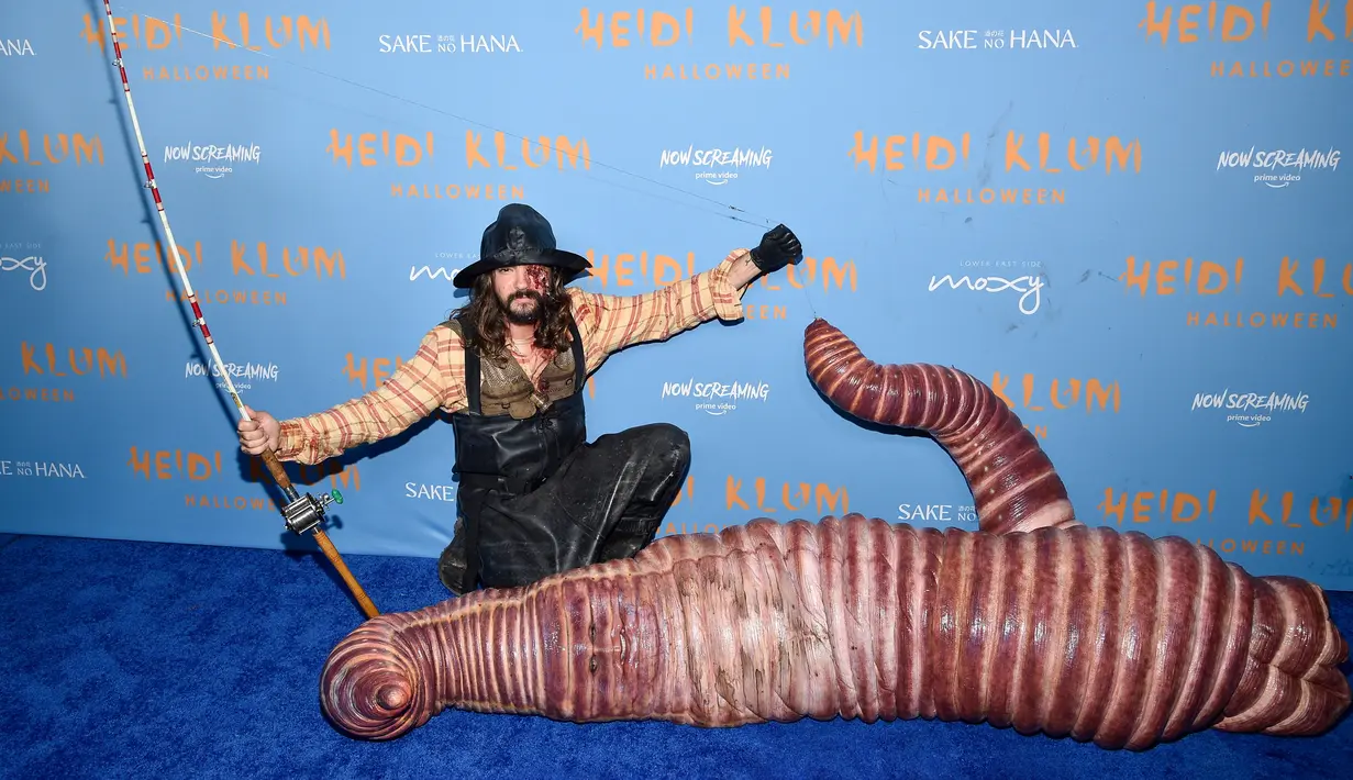 <p>Heidi Klum (kanan) dan suaminya Tom Kaulitz menghadiri pesta Halloween tahunan di Sake No Hana, Moxy Lower East Side, New York, Amerika Serikat, 31 Oktober 2022. Heidi Klum yang dijuluki sebagai Ratu Halloween kembali tampil ekstra tahun ini. (Photo by Evan Agostini/Invision/AP)</p>