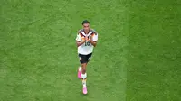 Pemain Jerman, Jamal Musiala meninggalkan lapangan dalam pertandingan Grup E Piala Dunia 2026 melawan Curacao di Houston, Senin (15/6/2026). (AP Photo/Eric Smith)