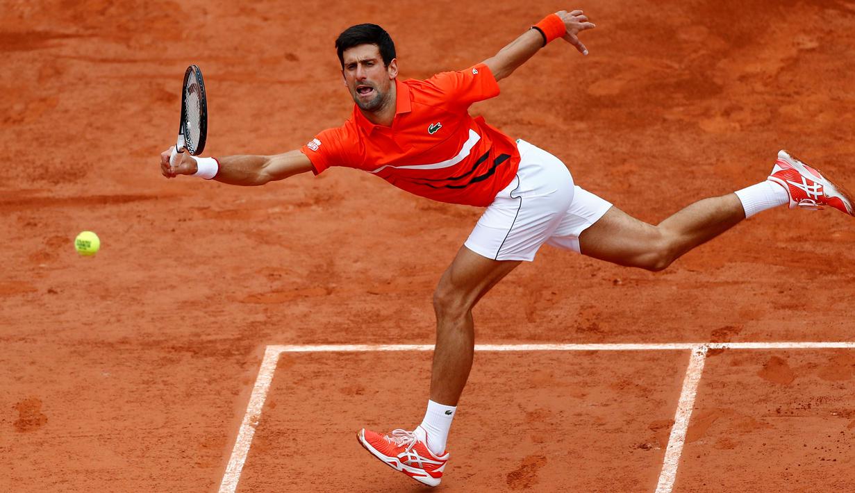 Petenis Serbia, Novak Djokovic mengembalikan bola ke arah petenis Swiss, Henri Laaksonen pada putaran kedua Prancis Terbuka 2019 di Stadion Rolland Garros, Kamis (30/5/2019). Djokovic untuk ke-14 kalinya melaju ke babak ketiga Prancis Terbuka usai menang 6-1, 6-4 6-3. (REUTERS/Benoit Tessier)