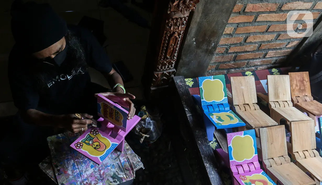 Perajin menyelesaikan pembuatan rekal/lekar untuk meletakkan Al-Quran di Gallery Cemolex, Depok, Jawa Barat, Kamis (22/4/2021). Saat bulan Ramadhan permintaan rekal/lekar meningkat dari 50 sampai 200 buah yang dijual dari harga 50 ribu sampai 100 ribu. (Liputan6.com/Johan Tallo)