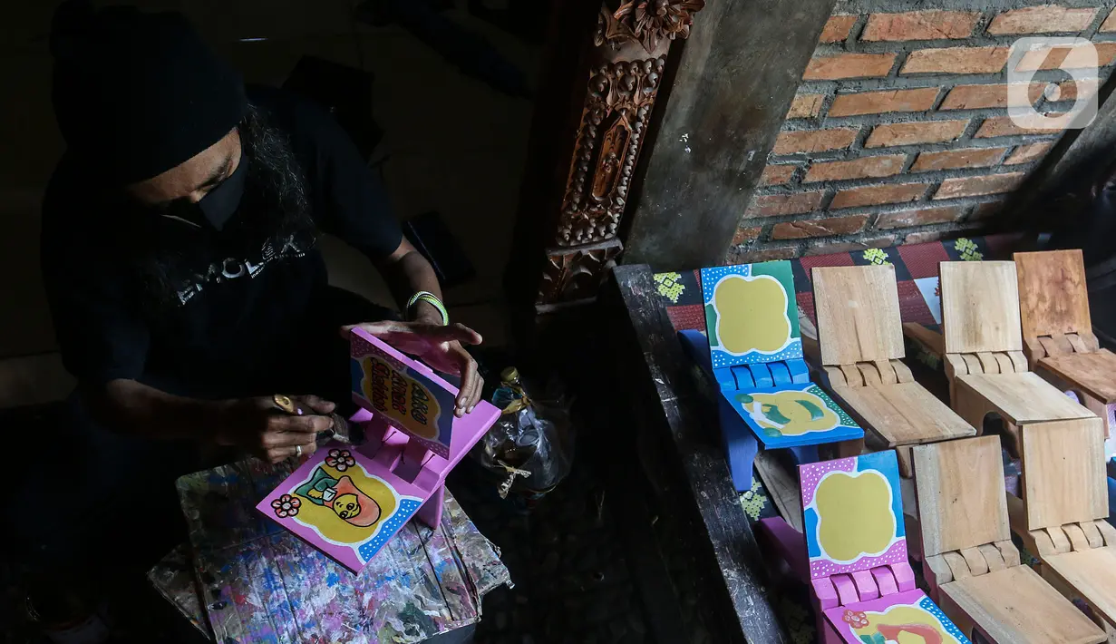 Perajin menyelesaikan pembuatan rekal/lekar untuk meletakkan Al-Quran di Gallery Cemolex, Depok, Jawa Barat, Kamis (22/4/2021). Saat bulan Ramadhan permintaan rekal/lekar meningkat dari 50 sampai 200 buah yang dijual dari harga 50 ribu sampai 100 ribu. (Liputan6.com/Johan Tallo)