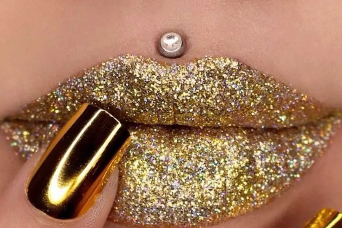 Berani Pakai Lipstik Penuh Glitter? Seperti Ini Nih