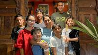 Dinna Olivia (baju biru, tengah) bersama Samuel Rizal dan Marcella Zalianty serta anak-anak mereka (Foto: instagram marcella.zalianty)