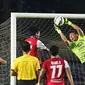 Kiper Persib, I Made Wirawan berusaha menangkap bola dari kejaran pemain Persiba pada pertandingan Piala Presiden di Stadion Jalak Harupat, Bandung, Jawa Barat, Rabu (2/9/2015). Persib menang atas Persiba dengan skor 4-0. (Liputan6.com/Herman Zakharia)