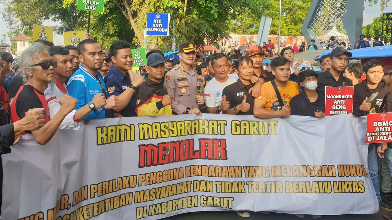 Kapolres Garut AKBP Wirdhanto Hadicaksono bersama puluhan kelompok kendaraan bermotor Garut, melakukan aksi damai deklarasi anti geng motor di Garut. (Liputan6.com/Jayadi Supriadin)