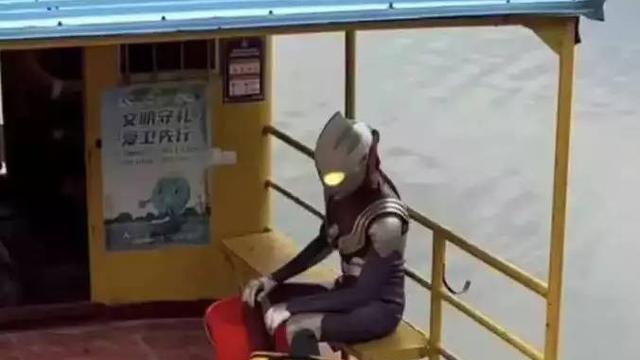 12 Potret Orang Pakai Kostum Ultraman di Tempat Umum Ini Kocak