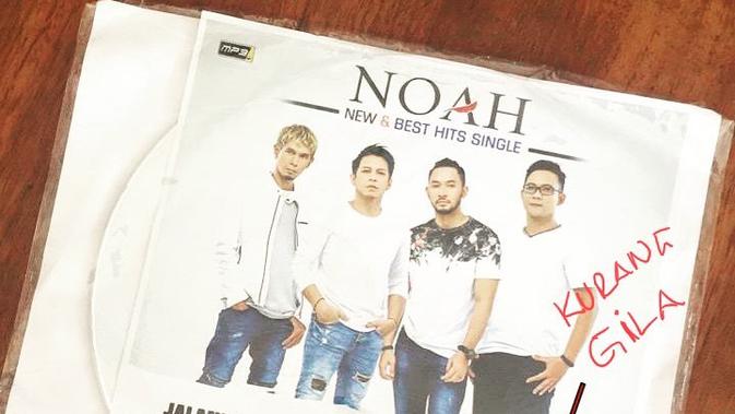Ariel NOAH mengunggah CD bajakan bandnya. (Instagram @ariel_inst)