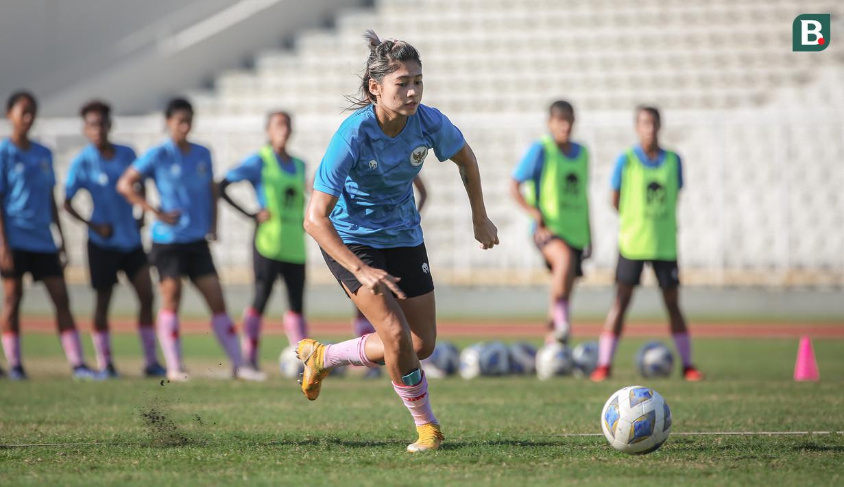 Pemain Timnas Wanita Indonesia, Zahra Muzdalifah menggiring bola saat sesi latihan persiapan Piala Asia Wanita 2022 di Stadion Madya, Jakarta, Jumat (07/01/2021). (Bola.com/Bagaskara Lazuardi)