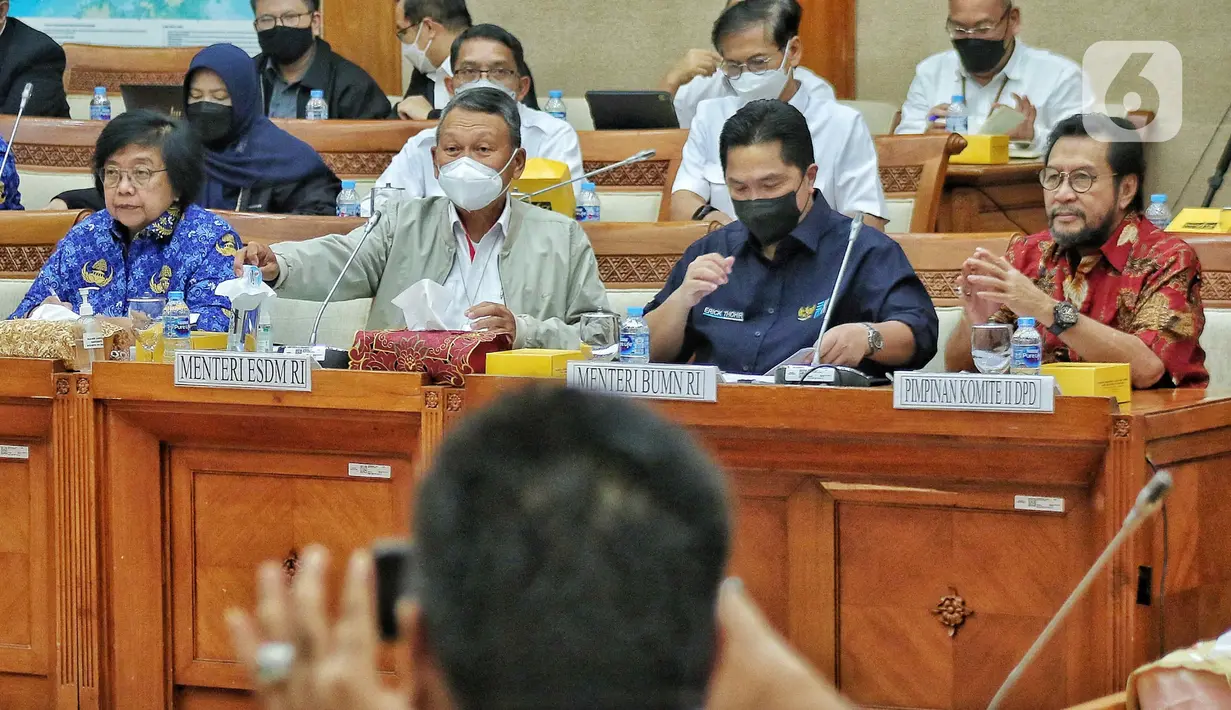 Menteri LHK Siti Nurbaya, Menteri ESDM Arifin Tasrif dan Menteri BUMN Erick Thohir mengikuti rapat kerja  dengan Komisi VII DPR RI di Komplek Parlemen Senayan, Jakarta, Selasa (29/11/2022). Rapat membahas mengenai Rancangan Undang-Undang Energi Baru dan Energi Terbarukan (RUU EB-ET). (Liputan6.com/Angga Yuniar)