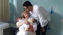 Pasangan selebriti Surya Saputra dan Cynthia Lamusu tengah menikmati peran barunya sebagai ayah dan ibu. Pada November 2016 silam, pasangan ini baru saja karuniai sepasang anak kembar. (Instagram/Bintang.com)