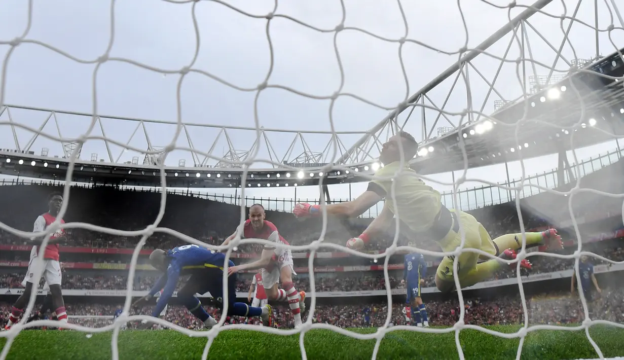 Pada menit ke-76 Bernd Leno membuat penyelamatan krusial saat ia berhasil menepis sundulan jarak dekat yang dilepaskan Romelu Lukaku di mulut gawang. Hingga laga usai skor 2-0 untuk kemenangan Chelsea tetap bertahan. (Foto: AFP/Justin Tallis)