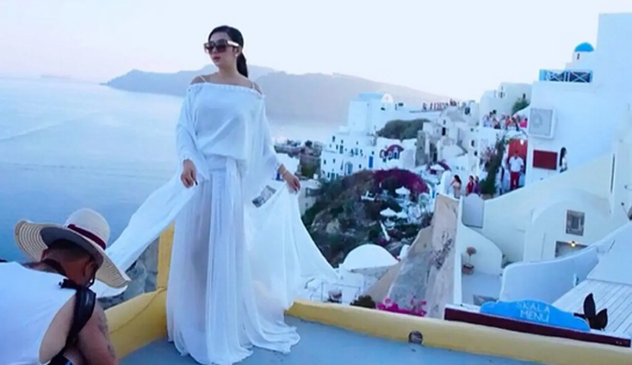 Syuting video klip terbaru Syahrini yang berjudul 'Tak Punya Hati' di Santorini, Yunani. (Photo : Instagram)