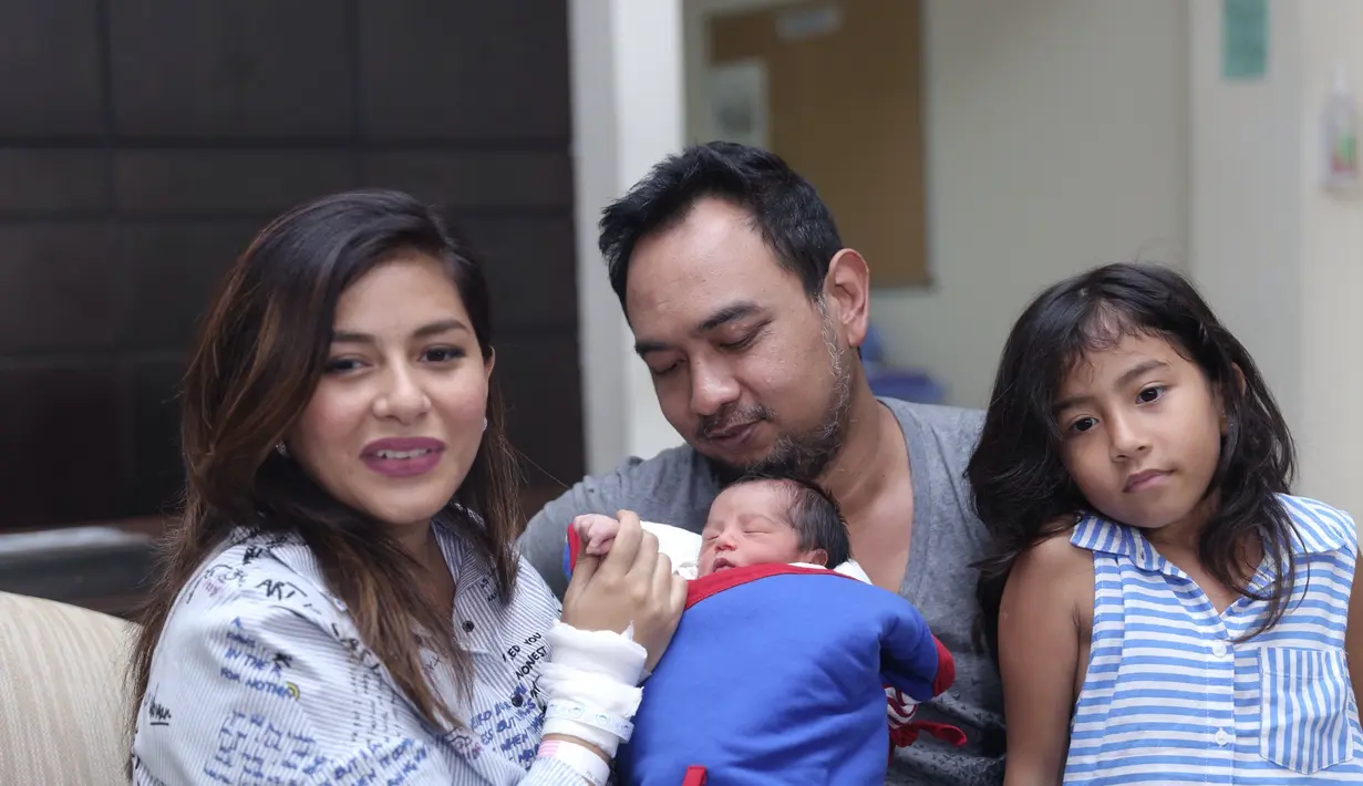 Meisya Siregar yang ingin melahirkan anak ketiganya pada ulang tahun perkawinan, ternyata harus kalah dengan permintaan dari anak-anaknya. Tanggal 25 akhirnya dipilih oleh Meisya mengikuti buah hatinya. (Galih W. Satria/Bintang.com)