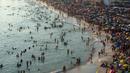 Foto udara menunjukkan orang-orang menikmati pantai Recreio dos Bandeirantes di tengah gelombang panas di Rio de Janeiro, Brasil, pada 17 Maret 2024. (TERCIO TEIXEIRA/AFP)