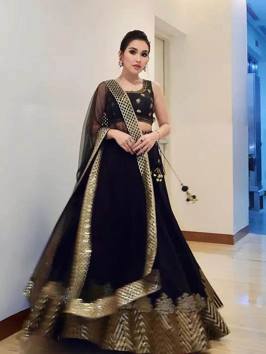 Ayu Ting Ting tampil dibalut kain sari India berwarna hitam dengan sentuhan warna emas yang mewah. Cantik memesona, Ayu Ting Ting menyempurnakan penampilannya dengan gaya rambut yang serasi. [Foto: Instagram/ayutingting92]