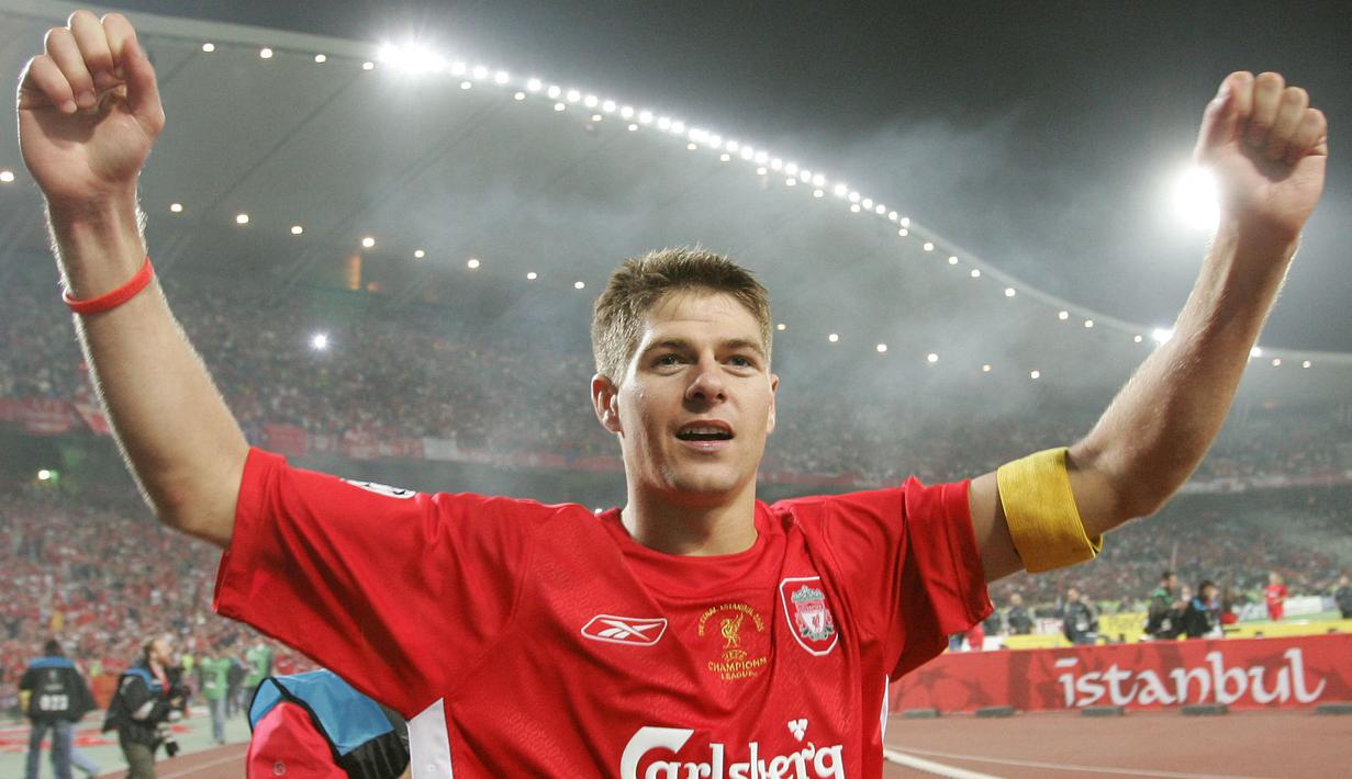 Steven Gerrard merupakan salah satu kapten terhebat yang belum pernah memenangkan gelar Liga Inggris. Meskipun begitu, Gerrard mampu meraih belasan trofi selama 12 tahun jabatannya. Momen yang paling membekas ketika membawa Liverpool come back di final Liga Champions 2004/05. (AFP/Tarik Tinazay)