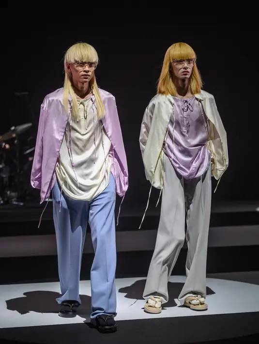 Model menampilkan kreasi dari brand fashion Hare selama koleksi musim semi / musim panas 2021 di Tokyo Fashion Week (15/10/2020). (AFP Photo/Philip Fong)