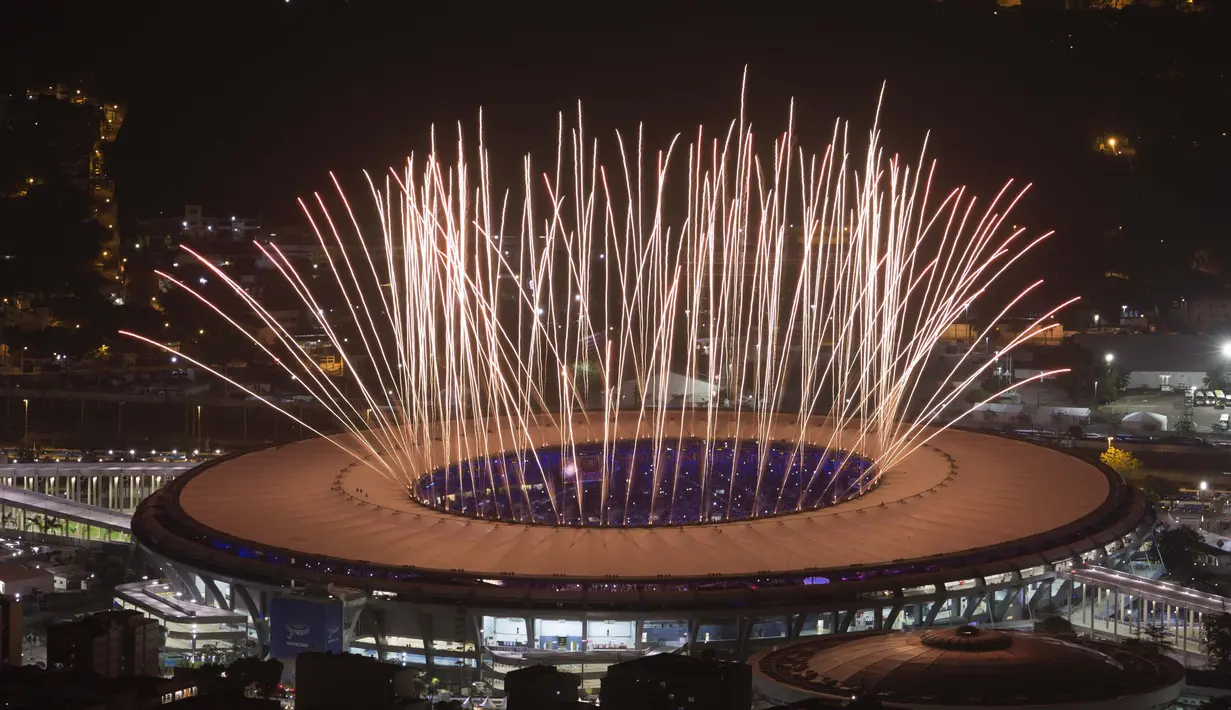Kembang api terpancar dari Stadion Maracana saat pembukaan Olimpiade Rio 2016 di Rio de Janeiro, (AP Photo/Felipe Dana)