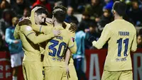 Pemain Barcelona merayakan gol yang dicetak oleh  Robert Lewandowski ke gawang Ceuta pada laga Copa del Rey di Stadion Alfonso Murube (19/1/2023). Barcelona berhasil berpesta gol saat melakoni pertandingan melawan Ceuta dalam 16 besar Copa del Rey. (AP Photo/Antonio Sempere)