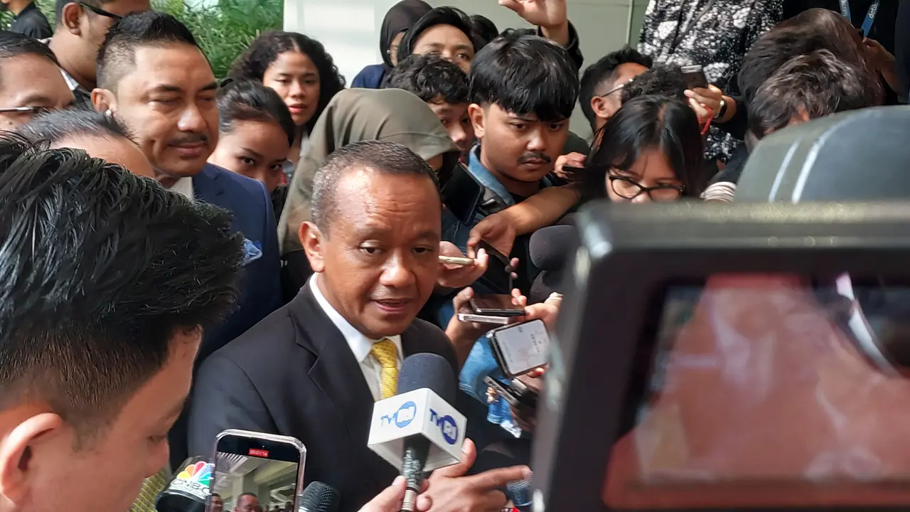 Menteri Energi dan Sumber Daya Mineral (ESDM) Bahlil Lahadalia resmi menandatangani Nota Kesepahaman (MoU) bersama pemerintah Singapura terkait ekspor listrik. (Foto: Liputan6.com/Arief R)