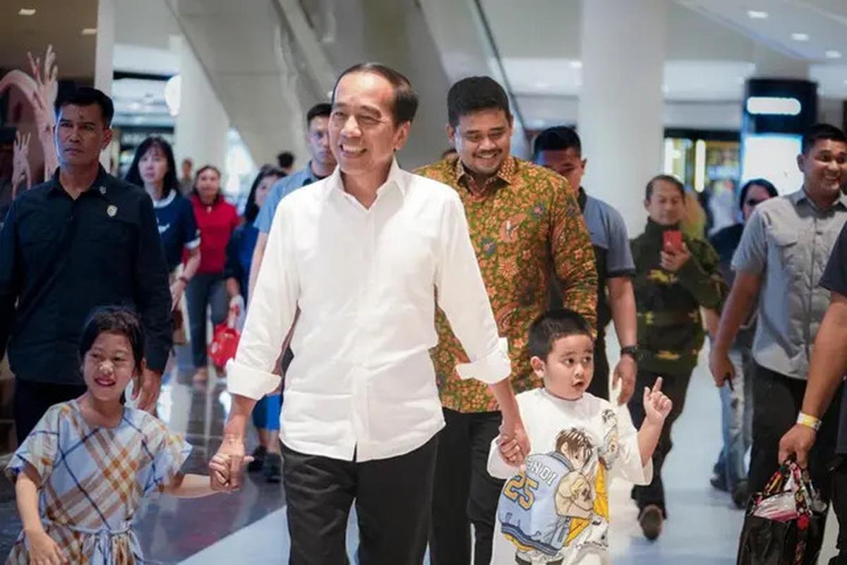 Gaya Mentereng Iriana Naik Pesawat Komersial Bareng Jokowi