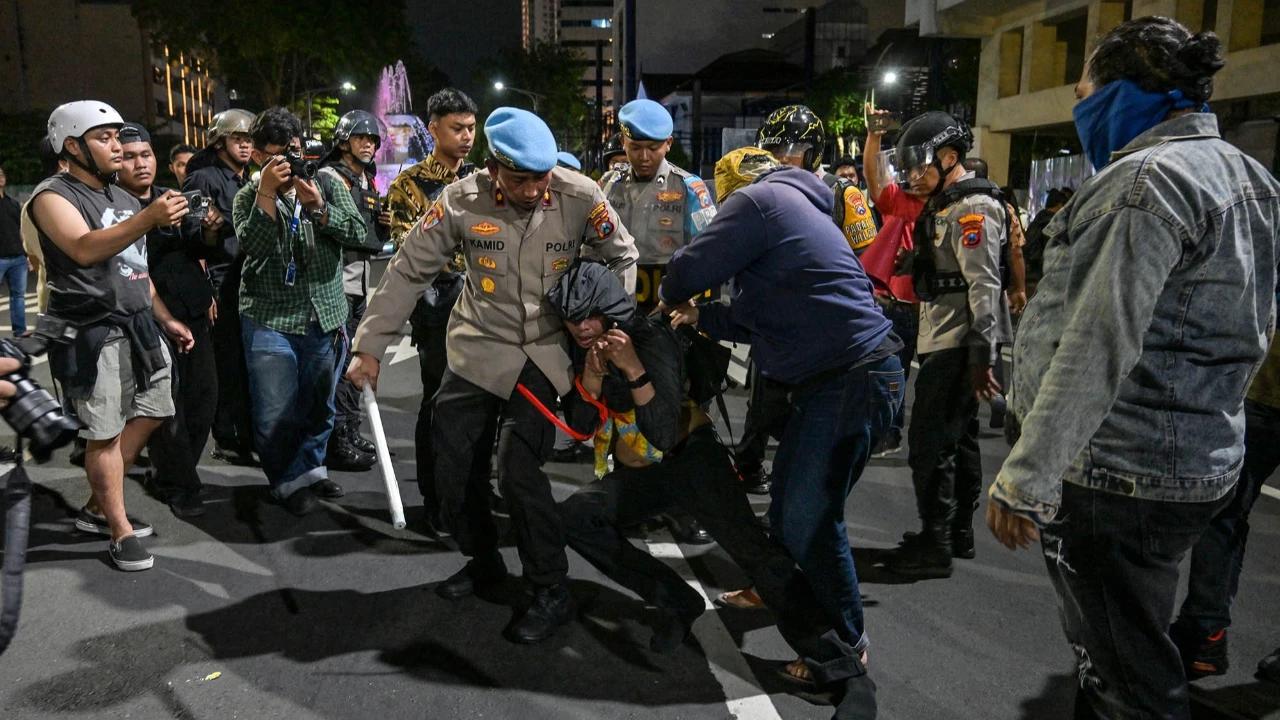 FOTO: Demo  Mahasiswa Surabaya Berakhir Ricuh