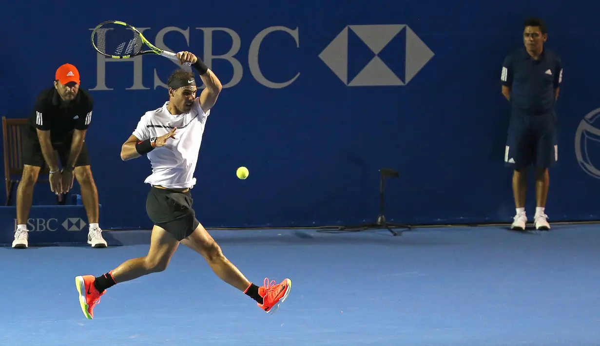 Gaya petenis asal Spanyol, Rafael Nadal saat mengembalikan bola ke arah petenis asal Jepang, Yoshihito Nishioka dalam babak perempat final turnamen Meksiko Terbuka 2017 di Cancha Central, Acapulco, Kamis (2/3). (AP Photo/Enric Marti)