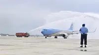 Pesawat Kepresidenan membawa Presiden Joko Widodo (Jokowi) dan rombongan mendarat perdana di Bandara Internasional Jawa Barat Kertajati, Majalengka, Kamis (24/5).  Saat mendarat di bandara, pesawat itu disiram oleh water canon. (Liputan6.com/Pool/Setpres)