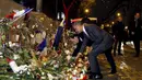Presiden AS, Barack Obama dan Presiden Prancis, Francois Hollande meletakkan bunga di salah satu lokasi serangan berdarah Paris di gedung konser Bataclan, Prancis, Minggu (30/11). (REUTERS/Philippe Wojazer)