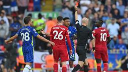 Reece James. Bek kanan Chelsea ini mendapat kartu merah langsung akibat handball di muka gawang di masa injury time babak pertama saat dijamu Liverpool di pekan ke-3 Liga Inggris 2021/2022, 28 Agustus 2021. Aksinya juga diganjar hukuman penalti dalam laga yang berakhir 1-1. (AFP/Paul Ellis)