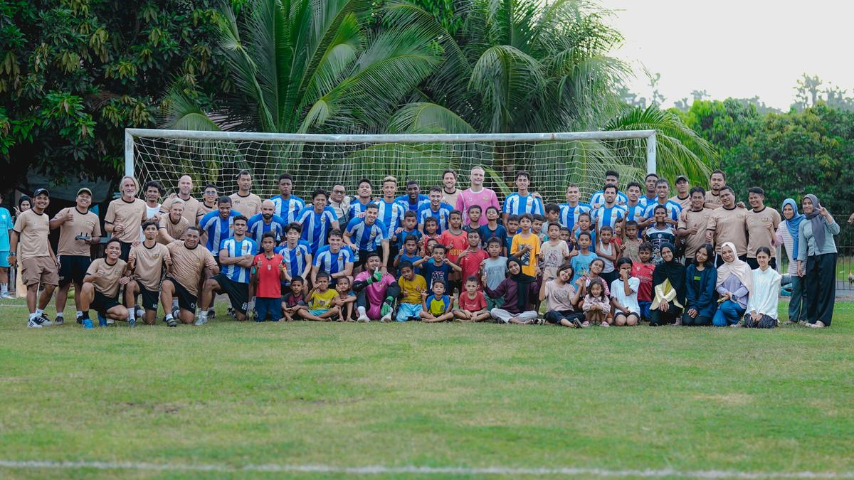 Main Bola dengan Anak-Anak Ternate: Cara PDKT Unik Ala Dewa United Jelang Laga Kontra Malut United