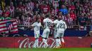 Penyerang Real Madrid, Rodrygo (kiri) merayakan dengan rekan setimnya setelah mencetak gol ke gawang Atletico Madrid selama pertandingan lanjutan La Liga Spanyol di stadion Wanda Metropolitano di Madrid, Spanyol, Senin (19/9/2022).  Real Madrid asuhan Carlo Ancelotti kini masih sempurna dengan mengoleksi 18 poin dari enam laga. (AP Photo/Manu Fernandez)