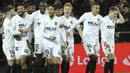 Para pemain Valencia merayakan gol yang dicetak oleh Ezequiel Garay ke gawang Real Madrid pada laga La Liga 2019 di Stadion Mestalla, Rabu (3/4). Valencia menang 2-1 atas Real Madrid. (AP/Alberto Saiz)