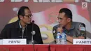 Ketua Binpres Pengprov PP PBVSI DKI, Budiawan (kiri) berbincang bersama Dan Grup 3 Kopassus Kolonel Inf Safta Feryansah saat memberi keterangan terkait turnamen voli Danjen Kopassus-BNI Open 2018 di Jakarta, Kamis (29/3). (Liputan6.com/Helmi Fithriansyah)