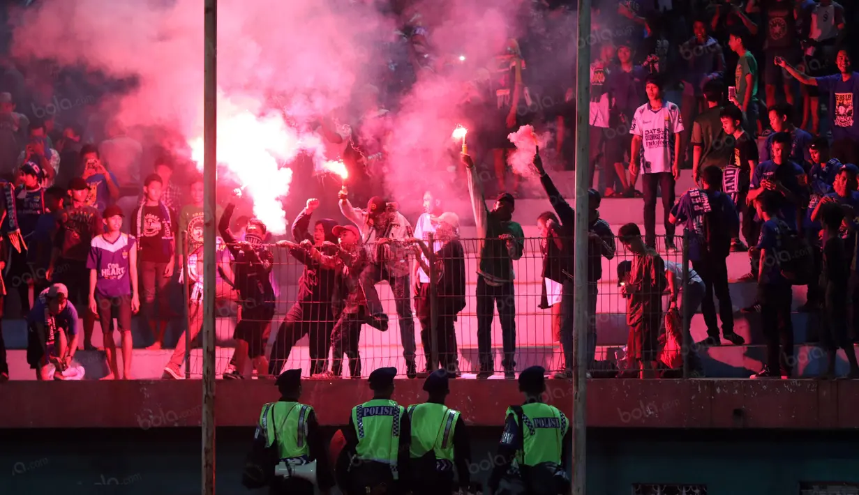 Aksi Suporter  Persib Bandung menyalakan flare saat timnya kalah dari Bhayangkara Surabaya United  pada Torabika SC 2016 di Stadion Gelora Delta Sidoarjo, Sabtu (11/6/2016). (Bola.com/Nicklas Hanoatubun)