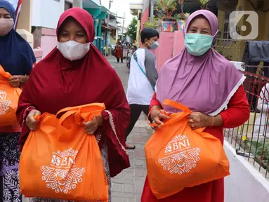 Warga usai menerima bantuan sembako BNI yang disalurkan Jurnalis Peduli di Pulau Panggang, Kepulauan Seribu, Kamis (10/9/2022). Paket sembako dan perlengkapan new normal diharapkan dapat membantu warga terdampak pandemi Covid-19 yang saat ini semakin naik. (Liputan6.com/HO/JurnalisPeduli)