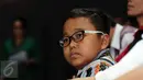 Jefri Setiawan jelang menerima Official World Record Certificate di Auditorium Kemenpora, Jakarta, Kamis (14/11). Jefri mencatat rekor dunia baru memainkan 60 lagu menggunakan keyboard dengan mata tertutup. (Liputan6.com/Helmi Fithriansyah)