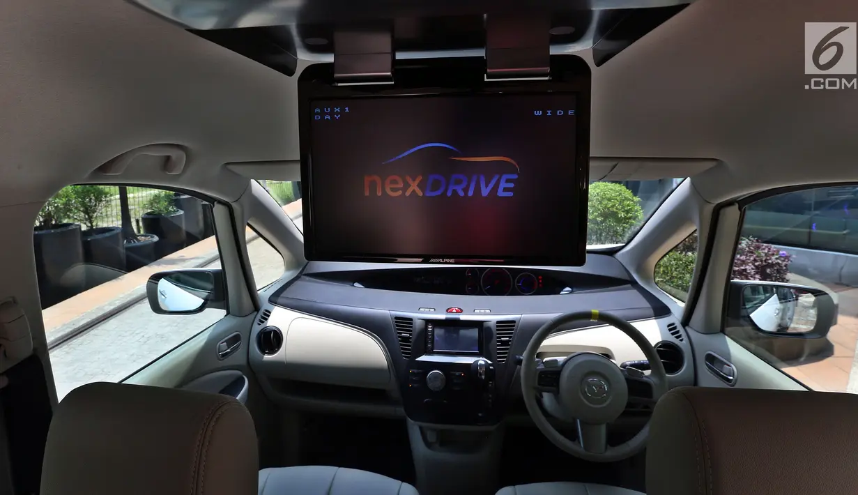 Fitur Nexdrive yang terdapat di salah satu mobil pada pagelaran Mazda Power Drive 2017 di Epiwalk, Kuningan, Jakarta, Sabtu (21/10). Dengan hadirnya NexDrive, pemilik mobil dapat mendapatkan pengalaman berkendara yang lebih baik. (Liputan6.com/JohanTallo)