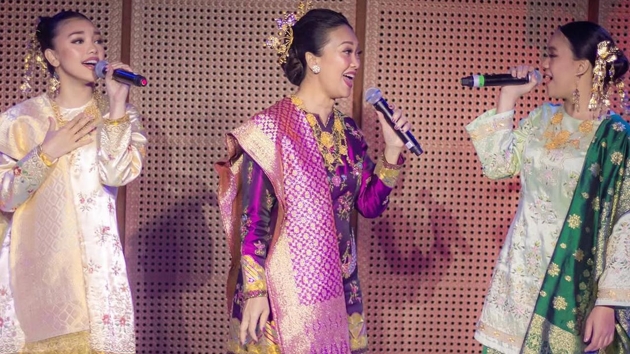 Potret Cantik Nola B3 Pakai Baju Kuruang yang Anggun dalam Konser Kenangan untuk Elly Kasim