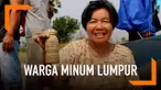 Penduduk desa di Thailand beramai-ramai mengumpulkan lumpur yang muncul di area persawahan. Mereka meyakini lumpur tersebut memiliki kekuatan magis.