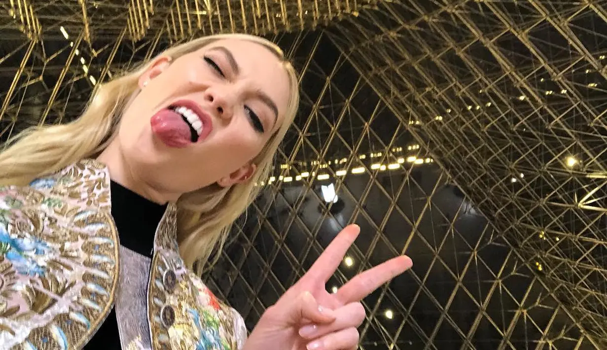 "Jangan percaya semua yang kamu baca," ujar Karlie ketika membicarakan soal persahabatannya dengan Taylor Swift yang sudah berakhir. (instagram/karliekloss)
