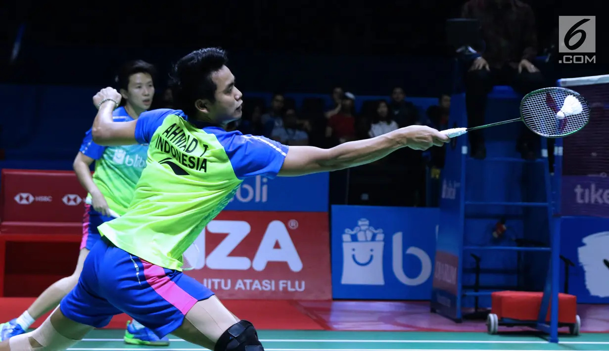 Ganda campuran Indonesia, Tontowi Ahmad/Liliyana Natsir mengembalikan kok ke Hafiz Faizal/Gloria Emanulle Widjaja di semifinal Indonesia Open 2018 di Istora GBK Jakarta, Sabtu (7/7). Tontowi/Liliyana unggul 21-18, 21-8. (Liputan6.com/Helmi Fithriansyah)